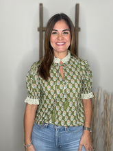 Cargar imagen en el visor de la galería, Botanical print puff sleeve top

