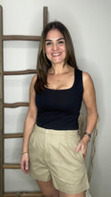 Cargar imagen en el visor de la galería, Pleated Solid Shorts - Coco
