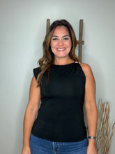 Cargar imagen en el visor de la galería, Solid sleeveless top with shoulder detail

