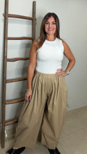 Cargar imagen en el visor de la galería, Cocoon Silhouette Maxi Pants With Contrast Waist
