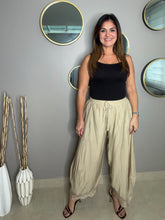 Cargar imagen en el visor de la galería, Barrel Leg Pull Pants

