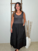 Cargar imagen en el visor de la galería, Sleeveless Neck Midi Dress
