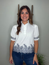 Cargar imagen en el visor de la galería, Solid embroidered top
