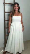Cargar imagen en el visor de la galería, Pom Pom Smocking Maxi Dress
