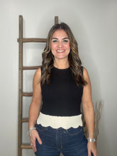 Cargar imagen en el visor de la galería, Contrast Scallop Hem Sleeveless Sweater
