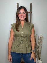 Cargar imagen en el visor de la galería, Solid V-neck sleeveless blouse
