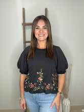 Cargar imagen en el visor de la galería, Flower detail embroidered top
