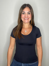 Cargar imagen en el visor de la galería, V-NECK SHORTSLEEVE TEE
