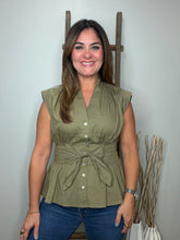 Cargar imagen en el visor de la galería, Solid V-neck sleeveless blouse
