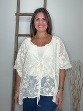 Cargar imagen en el visor de la galería, Floral Lace Cover-Up
