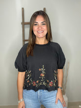 Cargar imagen en el visor de la galería, Flower detail embroidered top
