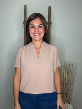Cargar imagen en el visor de la galería, Solid v-neck placket top
