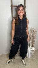 Cargar imagen en el visor de la galería, Solid zip up collared sleeveless jogger
