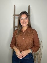 Cargar imagen en el visor de la galería, Lace Button Down Top
