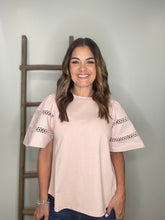 Cargar imagen en el visor de la galería, Lace Trim Sleeve Solid Knit Top
