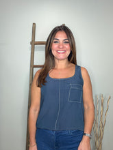 Cargar imagen en el visor de la galería, Contrast Stitch Detail Sleeveless Top
