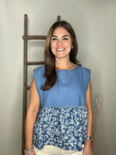 Cargar imagen en el visor de la galería, SLEEVLESS DENIM PRINT TOP

