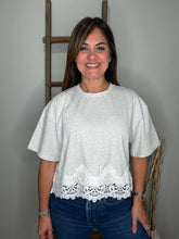 Cargar imagen en el visor de la galería, Short Sleeve Crop Top With Lace Trim Hem
