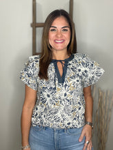 Cargar imagen en el visor de la galería, Floral print tiered ruffle sleeve top
