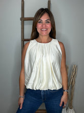 Cargar imagen en el visor de la galería, Sleeveless Pleated Bubble Blouse
