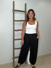Cargar imagen en el visor de la galería, Solid pant pleated front detail
