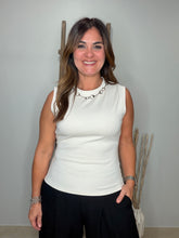 Cargar imagen en el visor de la galería, Sleeveless mock neck top
