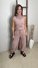 Cargar imagen en el visor de la galería, Solid zip up sleeveless jogger jumpsuit

