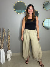 Cargar imagen en el visor de la galería, Barrel Leg Pull Pants
