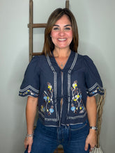 Cargar imagen en el visor de la galería, Vintage-inspired Embroidered Trim Blouse
