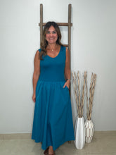 Cargar imagen en el visor de la galería, Sleeveless Neck Midi Dress
