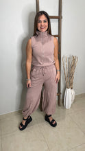 Cargar imagen en el visor de la galería, Solid zip up sleeveless jogger jumpsuit
