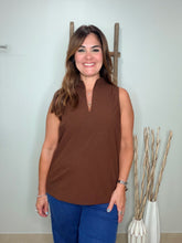 Cargar imagen en el visor de la galería, Solid V-neck sleeveless top
