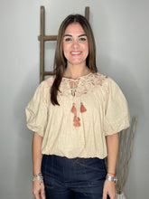 Cargar imagen en el visor de la galería, Embroidered Bubble Sleeve Top
