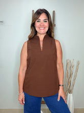 Cargar imagen en el visor de la galería, Solid V-neck sleeveless top
