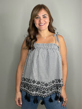 Cargar imagen en el visor de la galería, Off shoulder tie straps embroidery &amp; tassel top
